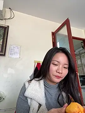 Bee Yellow00 online show from 12-18-25, 03:55