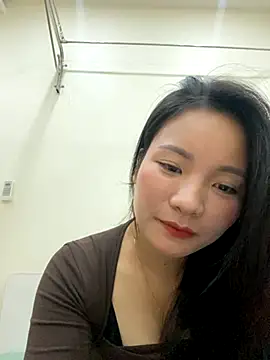 Bee Yellow00 online show from 11-14-25, 04:49