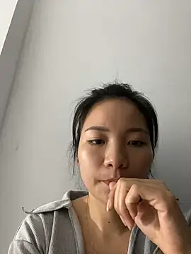 Bee Yellow00 online show from 11-22-25, 08:51