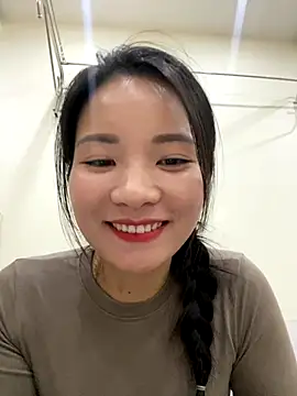 Bee Yellow00 online show from 11-12-25, 04:38