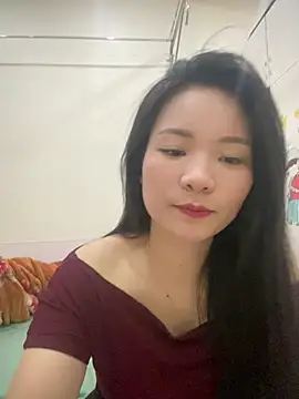 Bee Yellow00 online show from 03-26-26, 06:00