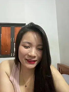 Bee Yellow00 online show from 06-17-26, 03:50