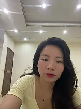 Bee Yellow00 online show from 07-19-26, 12:19