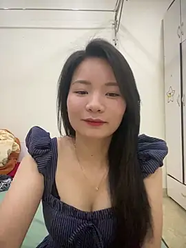 Bee Yellow00 online show from 04-13-26, 04:49