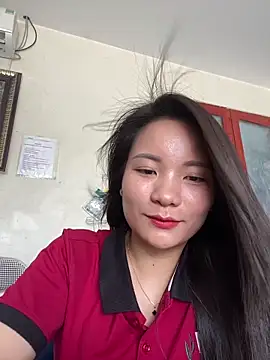 Bee Yellow00 online show from 06-15-26, 02:34