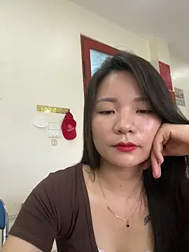 Bee Yellow00 online show from 07-01-26, 04:24