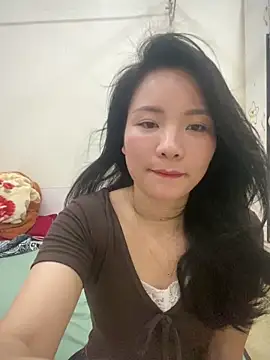 Bee Yellow00 online show from 04-14-26, 04:50