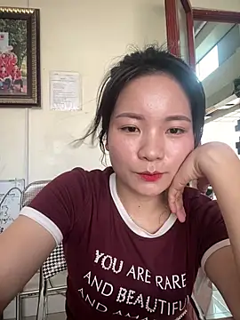 Bee Yellow00 online show from 04-10-26, 08:21