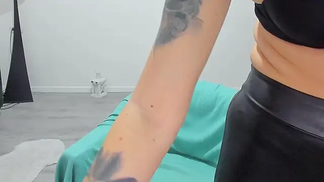 Arya Anna online show from 10-25-25, 04:11