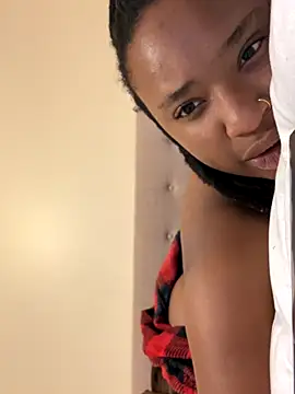 Snapshot of queencarameldrop chatting on 10-24-25, 11:31 queencarameldrop online show from 10-24-25, 11:31