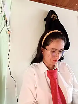 Snapshot of Valentina--1 chatting on 10-27-25, 03:35 Valentina--1 online show from 10-27-25, 03:35