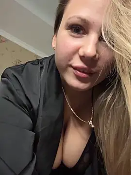 Snapshot of SexyFray_85D chatting on 10-27-25, 03:46 SexyFray 85D online show from 10-27-25, 03:46