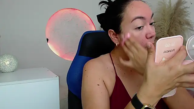 Yadis hot online show from 12-17-25, 10:04