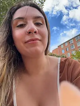 Snapshot of sarah_honey__ chatting on 05-18-26, 04:34 sarah honey online show from 05-18-26, 04:34
