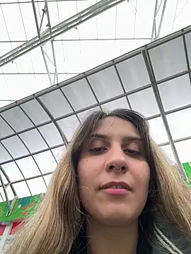Snapshot of sarah_honey__ chatting on 04-17-26, 03:15 sarah honey online show from 04-17-26, 03:15