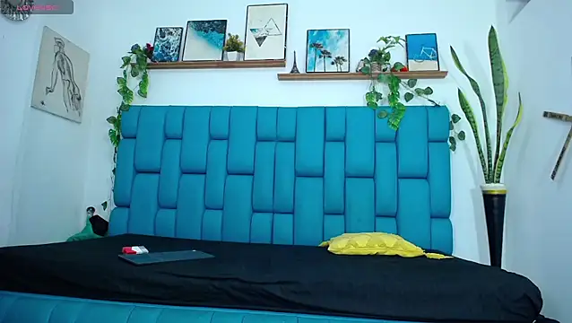 Hot Boys Latinos X online show from 12-15-25, 10:04