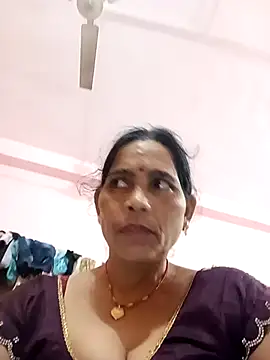 Snapshot of Indiangueen chatting on 10-27-25, 05:25 Indiangueen online show from 10-27-25, 05:25