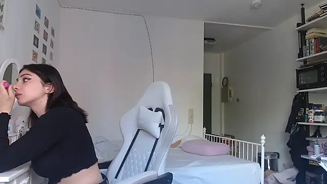 Snapshot of bellefleurrr chatting on 05-13-26, 09:05 bellefleurrr online show from 05-13-26, 09:05