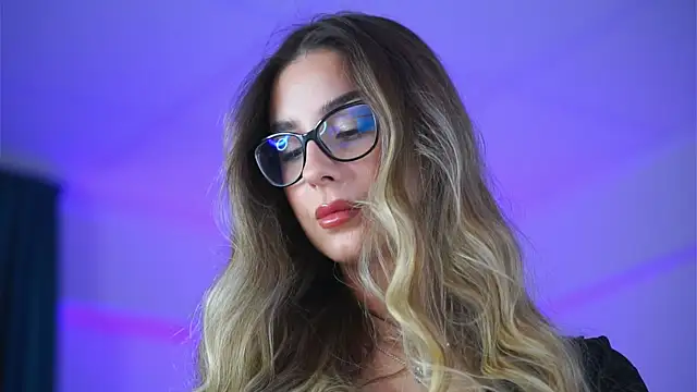 MaddieBryggs online show from 11-18-25, 10:07