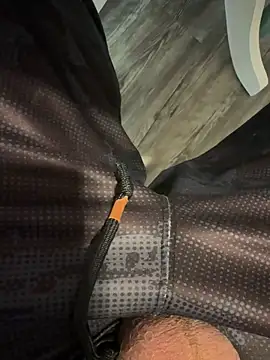 Snapshot of Quickcum2201 chatting on 10-28-25, 04:06 Quickcum2201 online show from 10-28-25, 04:06