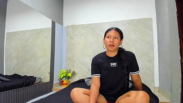 Snapshot of Sarahh-19 chatting on 10-30-25, 01:20 Sarahh-19 online show from 10-30-25, 01:20