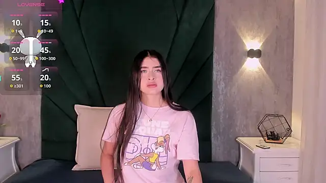 EmiliClarke online show from 04-01-26, 11:33