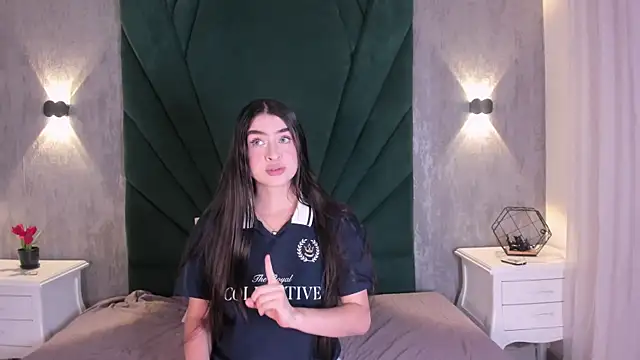 EmiliClarke online show from 04-07-26, 11:34