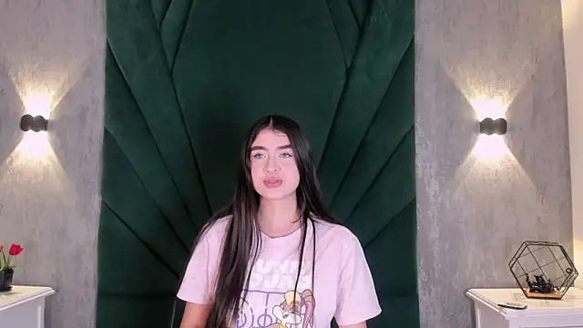 EmiliClarke online show from 04-06-26, 11:33