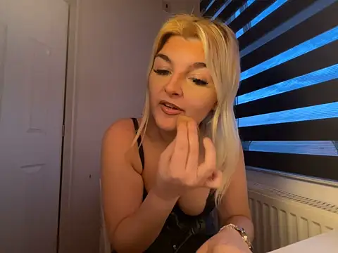 rosie-hipstergal online show from 02-28-26, 05:45