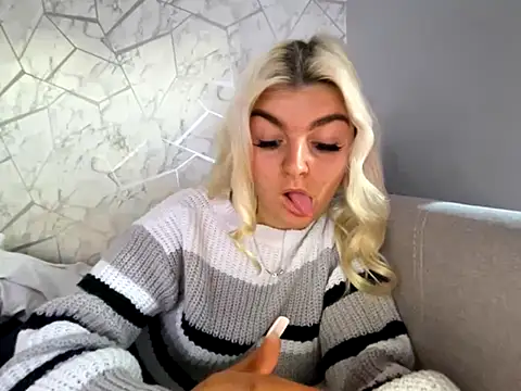 Snapshot of rosie-hipstergal chatting on 11-05-25, 03:48 rosie-hipstergal online show from 11-05-25, 03:48