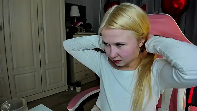 Snapshot of VivieSunn chatting on 02-14-26, 04:45 VivieSunn online show from 02-14-26, 04:45