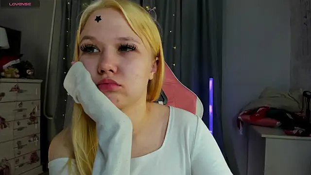 Snapshot of VivieSunn chatting on 02-08-26, 03:15 VivieSunn online show from 02-08-26, 03:15