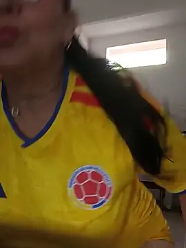 Snapshot of laliItaclark chatting on 06-17-26, 12:48 laliItaclark online show from 06-17-26, 12:48