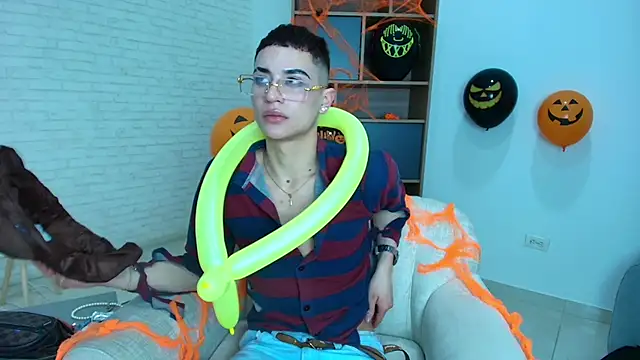 Snapshot of MatheoMontclair chatting on 10-26-25, 04:35 MatheoMontclair online show from 10-26-25, 04:35