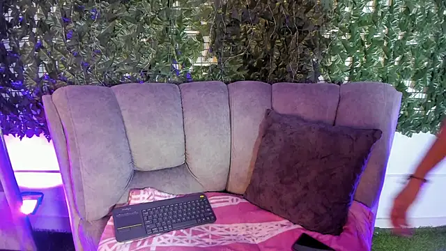 YeseniaRodriguez3 online show from 07-25-26, 12:55