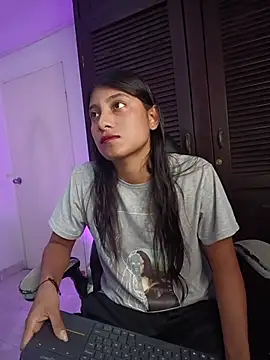 YeseniaRodriguez3 online show from 04-12-26, 12:30