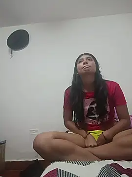 YeseniaRodriguez3 online show from 04-15-26, 01:44