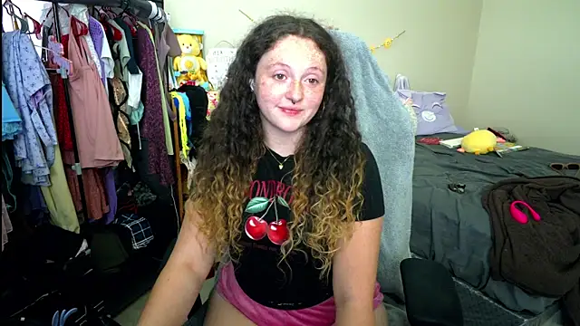Snapshot of sugasunny04 chatting on 05-25-26, 06:39 sugasunny04 online show from 05-25-26, 06:39
