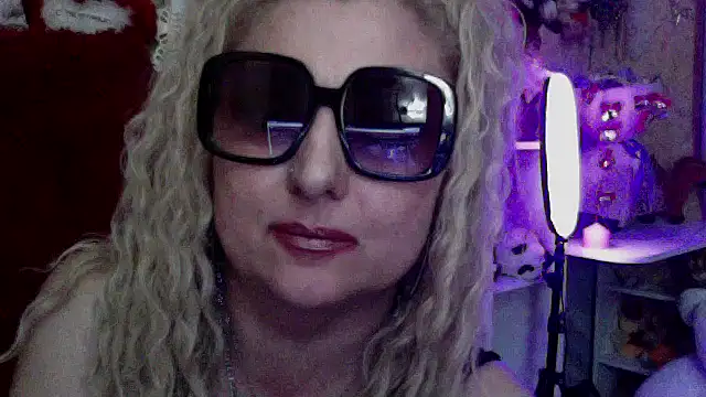 Snapshot of xHot_Amazonq chatting on 05-01-26, 12:59 xHot Amazonq online show from 05-01-26, 12:59