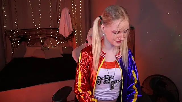 Snapshot of MonicaVelen chatting on 10-28-25, 06:23 MonicaVelen online show from 10-28-25, 06:23