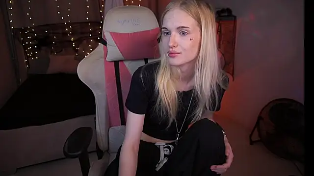 Snapshot of MonicaVelen chatting on 10-29-25, 06:45 MonicaVelen online show from 10-29-25, 06:45