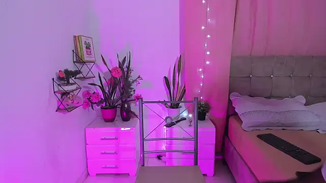 nahomi28  online show from 11-22-25, 06:40