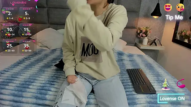 Snapshot of Luna_Bella3 chatting on 12-23-25, 10:58 Luna Bella3 online show from 12-23-25, 10:58