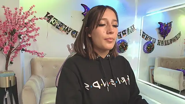 Lili scott online show from 10-29-25, 03:27