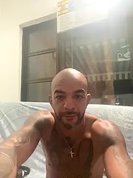 Snapshot of latino2211 chatting on 10-27-25, 11:27 latino2211 online show from 10-27-25, 11:27