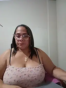 Snapshot of Angie_milf50 chatting on 06-11-26, 01:16 Angie milf50 online show from 06-11-26, 01:16