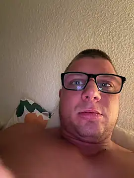 Snapshot of PolishBoy1995 chatting on 10-26-25, 03:29 PolishBoy1995 online show from 10-26-25, 03:29