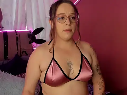 Snapshot of CleareRems chatting on 11-07-25, 12:21 CleareRems online show from 11-07-25, 12:21