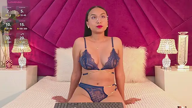 Snapshot of MiahDiRose chatting on 10-28-25, 12:48 MiahDiRose online show from 10-28-25, 12:48