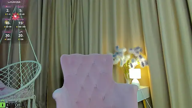 Snapshot of May_Yam chatting on 06-11-26, 01:05 May Yam online show from 06-11-26, 01:05